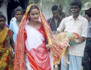 18 yaşındaki kızı köpekle evlendirdiler!