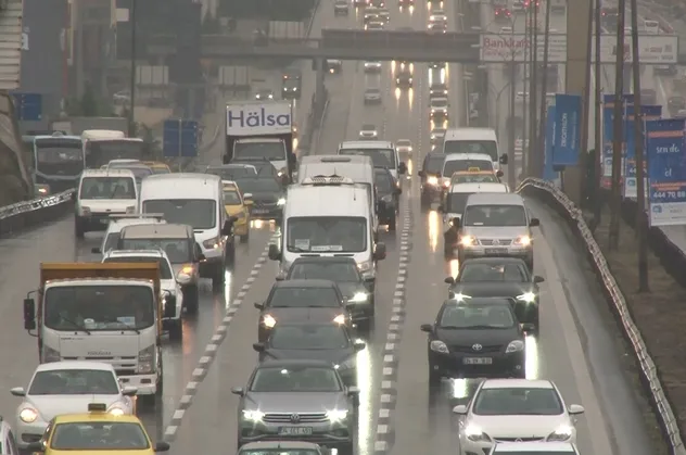 Son dakika: İstanbul’da yağmur trafiği! Yoğunluk yüzde 56’lara ulaştı | Trafik son durum