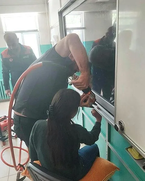 burdurda-ogrencinin-parmagi-akilli-tahtaya-sikisti-1715161412209.jpeg Burdur'da öğrencinin parmağı akıllı tahtaya sıkıştı-3