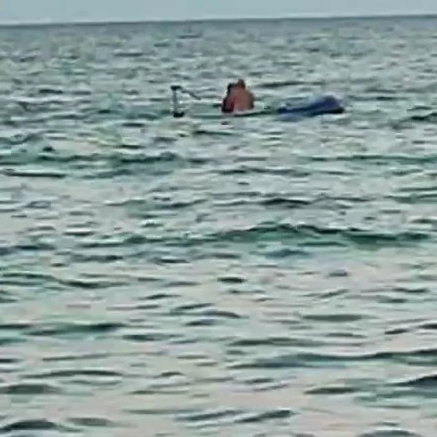 Denizin ortasında kadına şiddet!