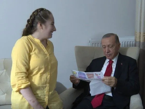 baskan-recep-tayyip-erdogan-esenlerde-kendisini-davet-eden-ailenin-evine-misafir-oldu-1660948930740.jpeg