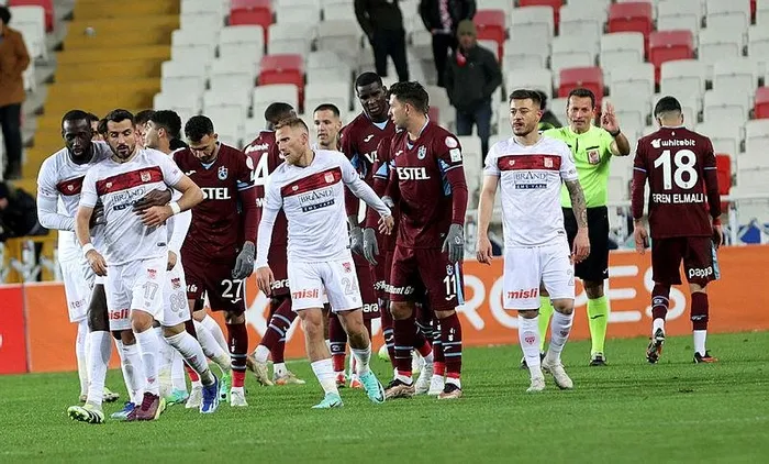sivasspor-3-3-trabzonspor-mac-sonucu-1701112255779.jpeg Sivasspor 3-3 Trabzonspor | MAÇ SONUCU-5
