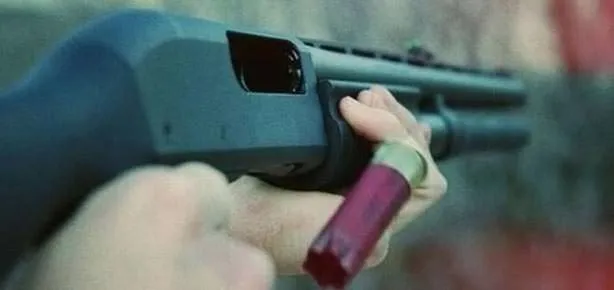 Engelli eşini pompalıyla vurdu