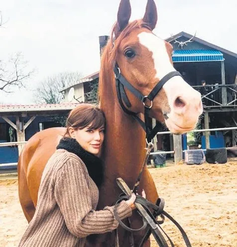 can-yamanin-basi-takintili-fanlari-yuzunden-dertte-italyadaki-evini-degistiren-unlu-oyuncu-simdide-bebekteki-1653502867728.jpeg Can Yaman'ın başı takıntılı fanları yüzünden dertte! İtalya'daki evini değiştiren ünlü oyuncu şimdide Bebek'teki...-2