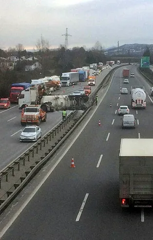 TEM'de feci kaza! Tanker devrildi trafik kilitlendi