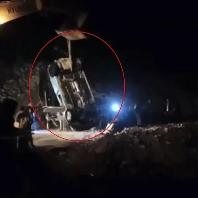 Dereye uçan otomobilde can pazarı!