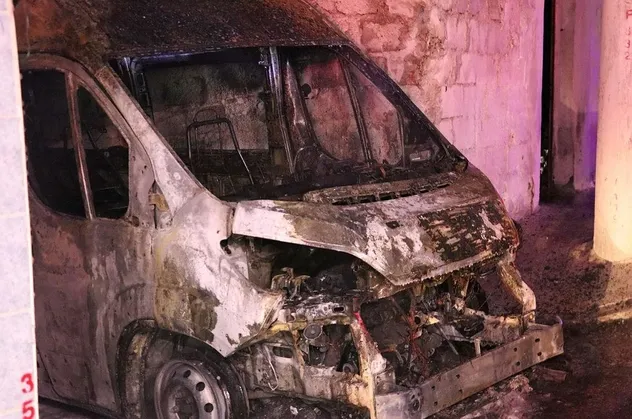 Son dakika: İzmir'de kundaklandığı iddia edilen servis minibüsü kullanılamaz hale geldi