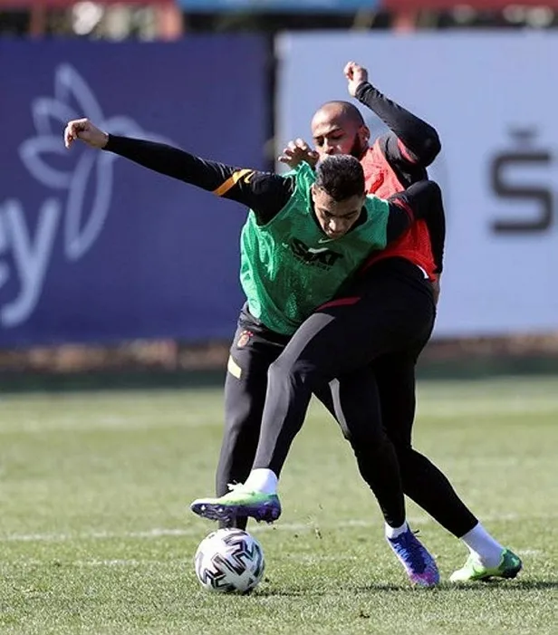 Galatasaray'da sakatlığı atlatan Sofiane Feghouli antrenmanın tamamında takımla birlikte çalışmalara katıldı-1
