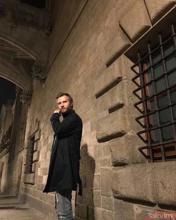 Kuruluş Osman'ın Komutan Lucas'ı Özgür Çevik’in sokak ortasında evlilik teklifi ettiği eşi güzelliğiyle hayran bıraktı! - 4