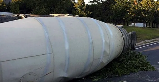 İstanbul’da feci kaza! Kontrolden çıkan beton mikseri devrildi