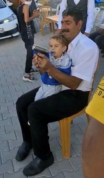 Aksaray’da pes dedirten olay: Ağzında emzikli torununun eline silah verip ateş ettirdi-4