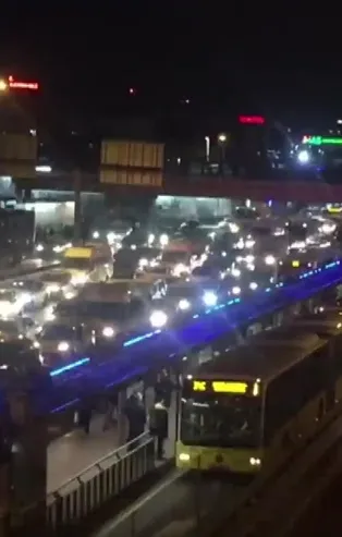 Sefaköy Metrobüs Durağı'nda dikkat çeken görüntü