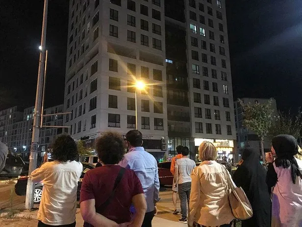 basaksehirde-hareketli-anlar-ozel-harekat-devreye-girdi-1598732930004.jpeg Başakşehir'de hareketli anlar! Özel harekat devreye girdi...-4