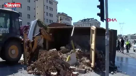 Sultanbeyli’de hafriyat kamyonu otomobilin üzerine devrildi! O anlar kamerada