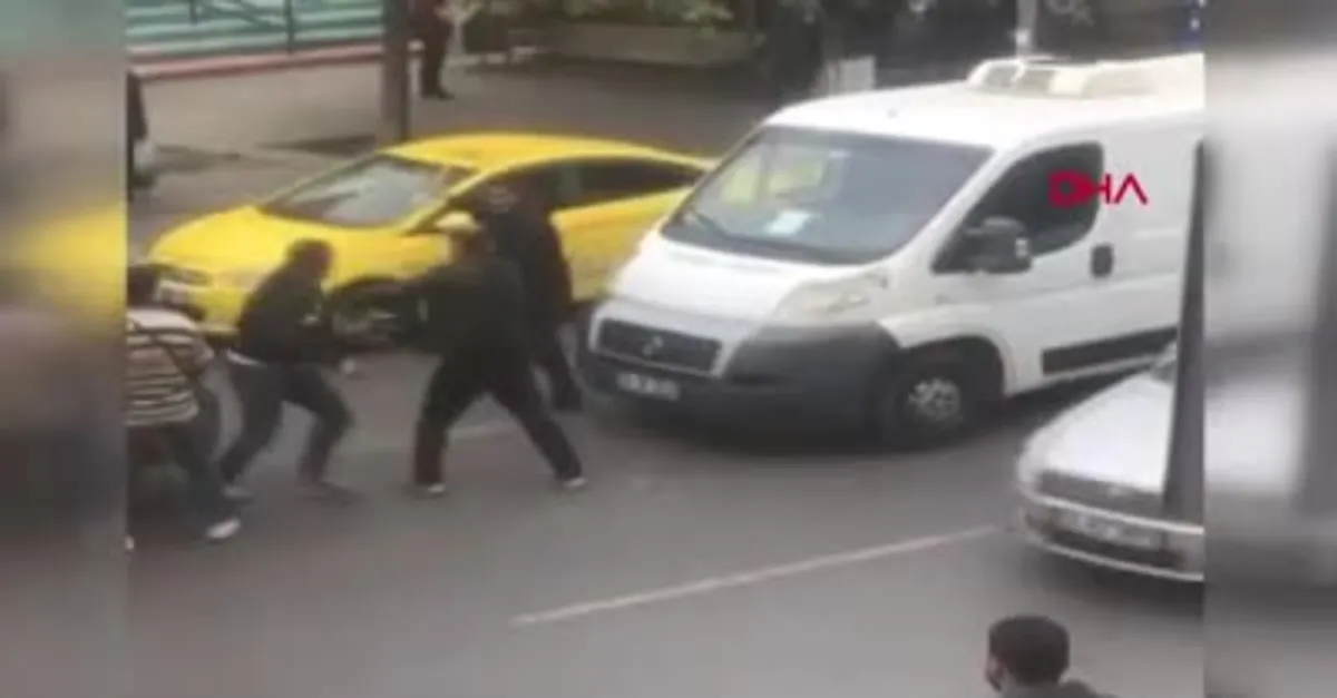 Yol verme kavgasında sopalarla saldırdılar