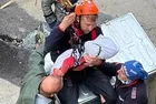Sakarya'da selin ortasında yürekleri ısıtan anlar! AFAD personeli Zeynep bebeğin uykusunu bölmeye kıyamadı