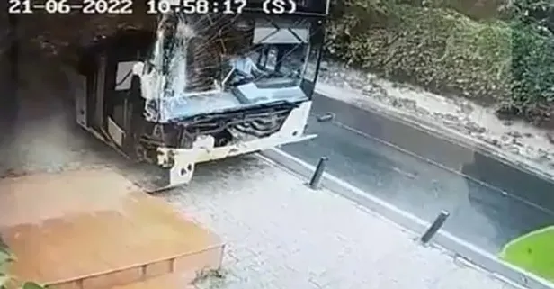 Yine bir İETT vakası! Ortaköy'de İETT kaldırıma çıktı