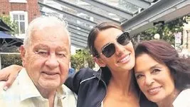 Aslışah Alkoçlar Demirağ anneannesi Hülya Koçyiğit ve dedesi Selim Soydan ile Londra turunda