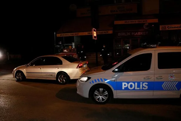 adanada-polisten-kacan-surucu-onu-kesilerek-durduruldu-yasal-sinirin-3-kati-alkollu-cikti-1639359633949.jpeg Adana'da polisten kaçan sürücü önü kesilerek durduruldu! Yasal sınırın 3 katı alkollü çıktı-4
