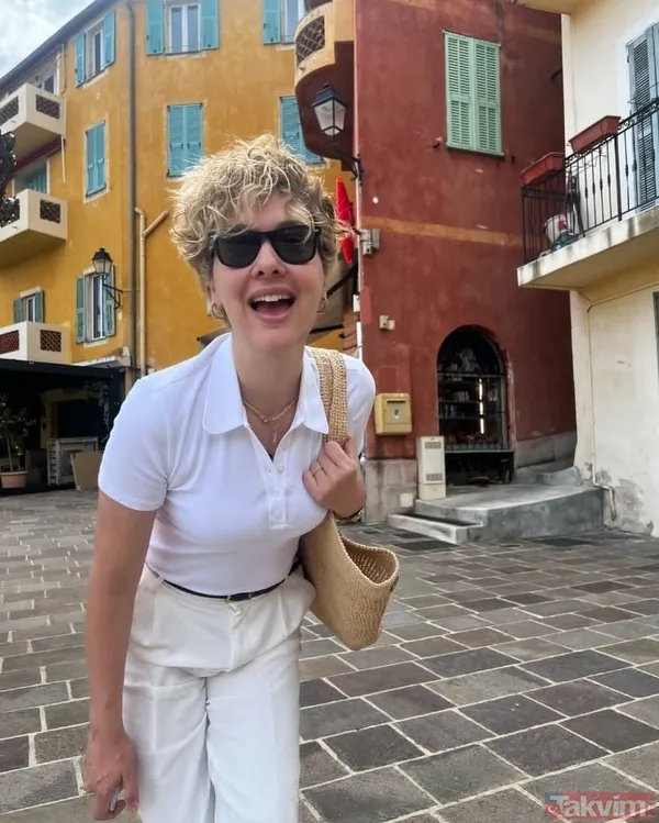 Halit Ergenç'in eşi Bergüzar Korel bu kez banyodan paylaştı! Bornozunu giyip ayna karşısına geçti! Çok merak edilen o soruyu cevapladı - 6