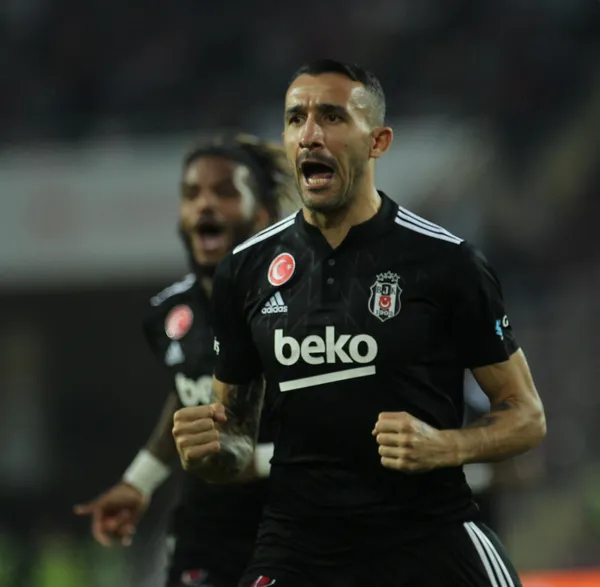 galatasaray-fenerbahce-ve-besiktasta-forma-giyen-mehmet-topal-futbolu-birakti-1658219780639.jpg