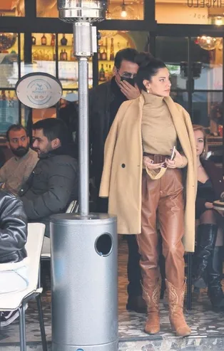 Hakan Peker fena faka bastı! Arnavutköy'de öyle biriyle objektiflere yakalandı ki görenler şaştı kaldı