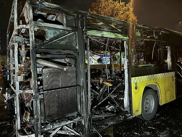 istanbullunun-cani-tehlikede-basaksehirde-iett-otobusu-alev-alev-yandi-1699469790849.jpg