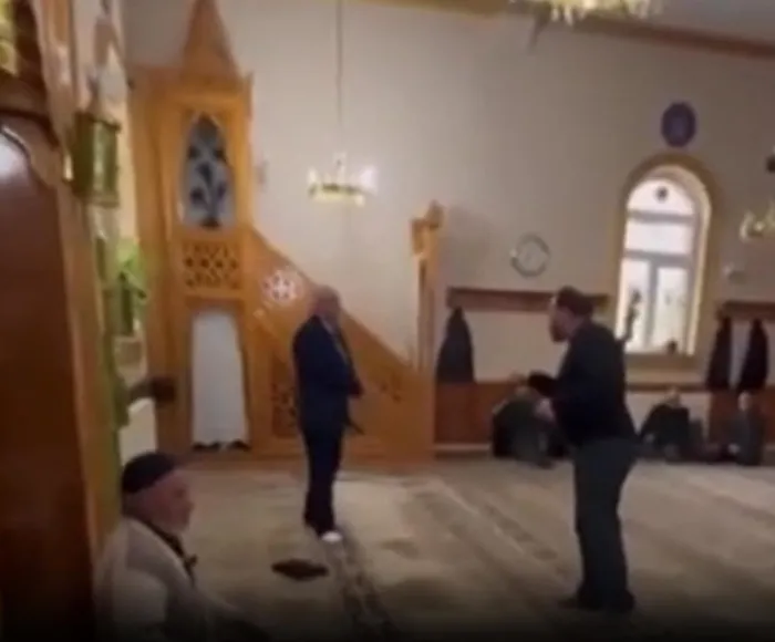 Kur'an-ı Kerim'e alçak saldırı! 3 kez kez öptükten sonra ayağı ile bastı: Gözaltına alındı-5