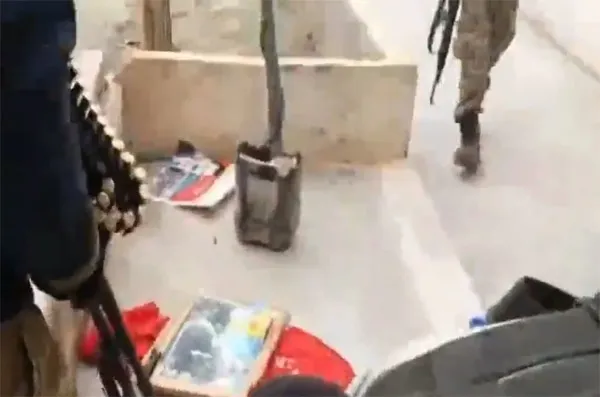 Teröristler kaçtı paçavraları yakıldı-1
