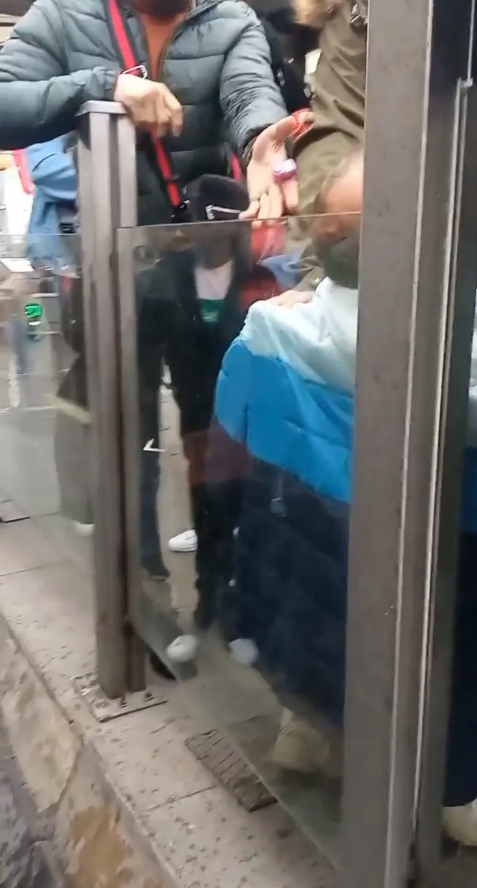 Son dakika: Yer: İstanbul! Tramvayda taciz iddiasına dayak!