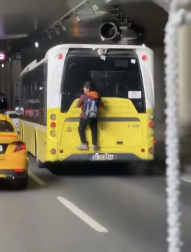 istanbulda-tehlikeli-yolculuk-patenlerle-iett-otobusunun-arkasina-takildilar-1680503613798.jpeg İstanbul'da tehlikeli yolculuk! Patenlerle İETT otobüsünün arkasına takıldılar-4