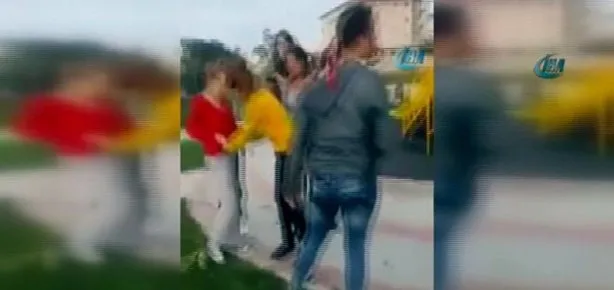 Kızlar kavga etti, erkekler kameraya çekti!