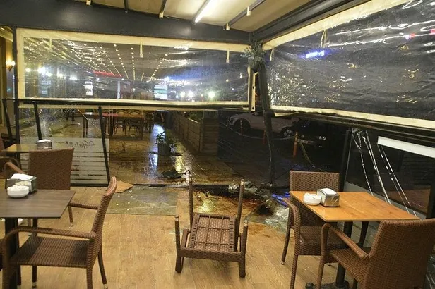 1639354073236.jpeg Büyükçekmece'de alkollü sürücü direksiyon hakimiyetini kaybederek ortalığı savaş alanına çevirdi! 2 bekçi yaralandı-12