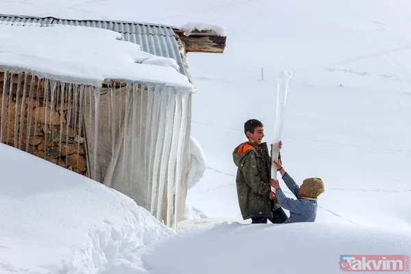 Kar kalınlığı 2 metreyi aştı! Van'ın köylerinde 'beyaz esaret' yaşanıyor - 23