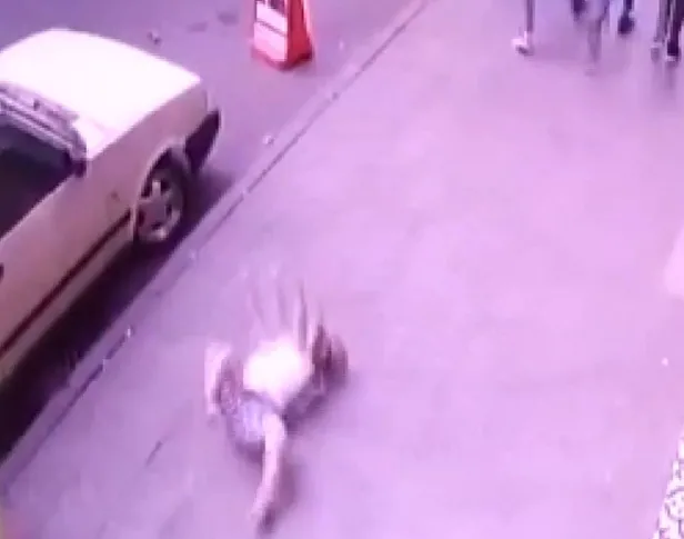 Korkunç görüntü! Balkonda oynarken yere çakıldı, o anlar kameraya yansıdı-2