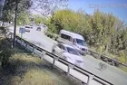 Trafikte korku dolu anlar: Teker fırladı
