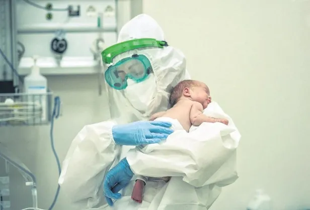 Sağlık çalışanları salgının minik mağdurlarına annelik yapıyor!-3