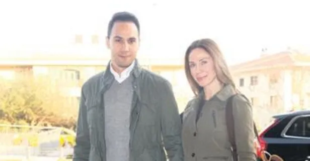 Demet Şener ile eşi Cenk Küpeli el ele alışverişte