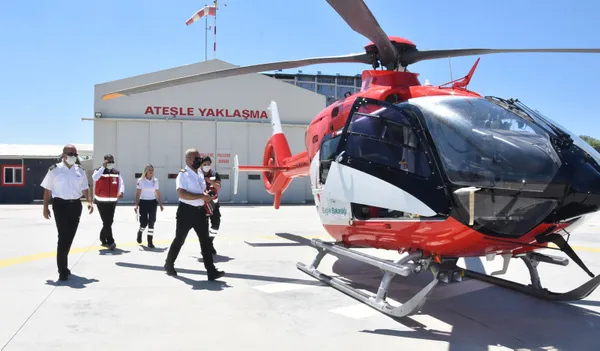 saglik-bakani-fahrettin-kocanin-bebegi-kucaginda-tasirken-cekilen-fotografini-paylastigi-acil-tip-teknisyeni-oznur-korkmaz-konustu-1624976635324.jpg Sağlık Bakanı Fahrettin Koca'nın bebeği kucağında taşırken çekilen fotoğrafını paylaştığı Acil Tıp Teknisyeni Öznur Korkmaz konuştu-6