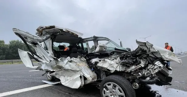 Yalova’da dinlenme tesisine girmek isterken faciayı yaşadılar: Takla atan araçta 1’i ağır 3 yaralı