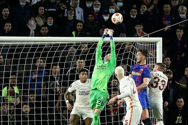 Barcelona maçında kalesinde devleşen Inaki Pena elleri kadar ayaklarını da konuşturuyor-5