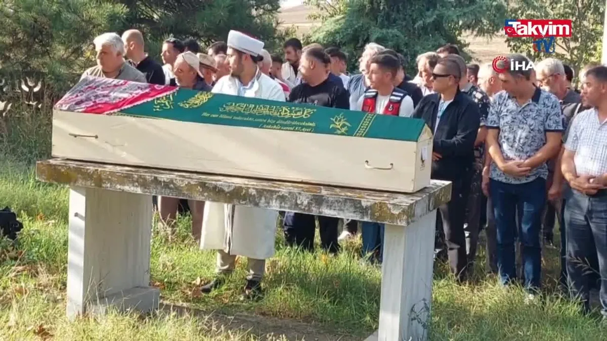 Platonik aşığın öldürdüğü Fatma toprağa verildi: Cezaevindeki babası da cenazeye katıldı