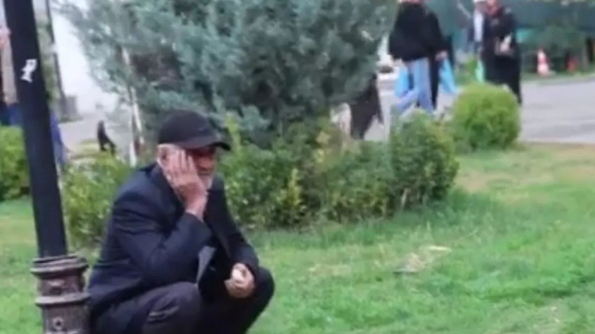 Elazığ'da 29 Ekim! Yaşlı adam "Ölürüm Türkiyem" şarkısıyla gözyaşlarına boğuldu