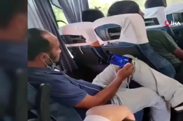 Yolcu minibüsünde çılgına çevirecek görüntüler: Maskesini çıkarıp alkol aldı