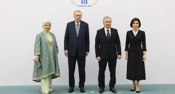 cumhurbaskani-erdogan-ve-mirziyoyevden-aile-fotografi-1699462700904.jpeg Başkan Recep Tayyip Erdoğan ve Özbekistan Cumhurbaşkanı Şevket Mirziyoyev'den aile fotoğrafı-3