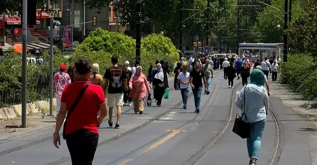 Kabataş-Bağcılar tramvay hattında arıza! Vatandaş rayda yürümek zorunda kaldı
