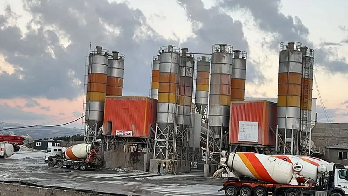 Kocaeli’nde feci ölüm! Beton karışımı makinesine düşen 19 yaşındaki işçi hayatını kaybetti