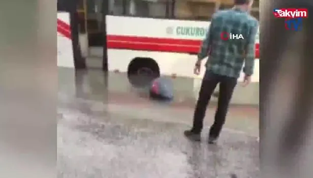 Yol ortasında su borusu patladı... Oluşan dev çukura bir motosiklet ve dolmuş düştü