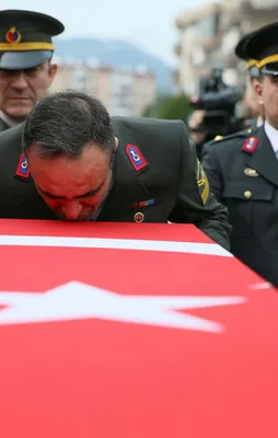 Silah arkadaşına ağlatan veda