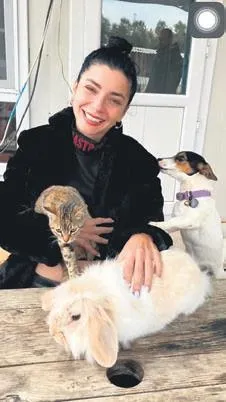 Merve Boluğur'un etrafı sarıldı